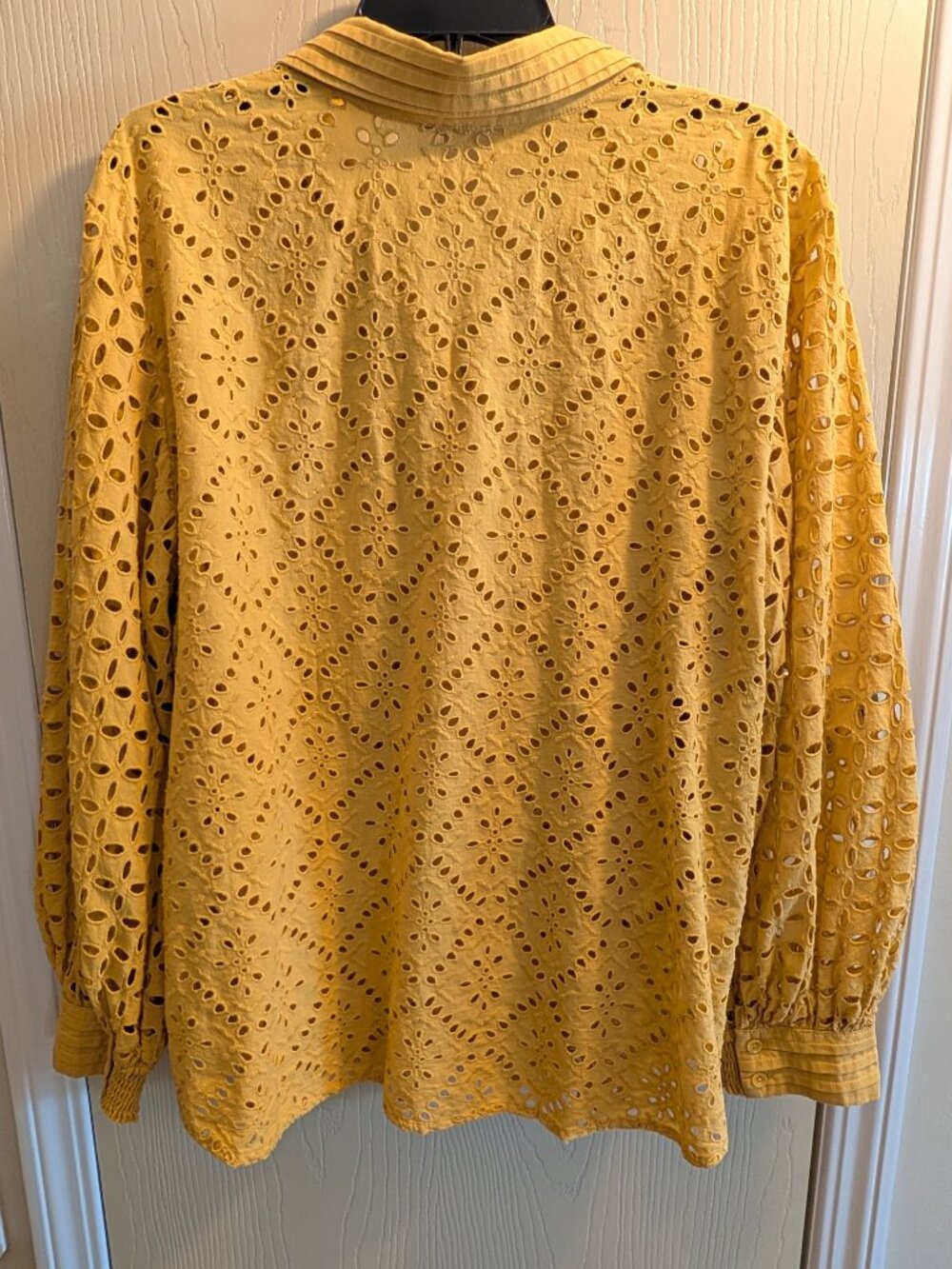 Chico’s Gold Eyelet Button-Down Blouse – Size 4 (US 20/22 XXL) | 100% Cotton - Picture 2 of 6